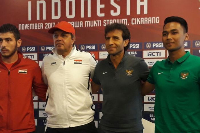 Pelatih timnas U-23 Suriah, Hussein Afash, bersama kapten Ahmad Ashakr, dan pelatih timnas U-23 Indonesia, Luis Milla, serta Bagas Adi saat sesi jumpa pers di Hotel Grinz Zuri, Cikarang, Jawa Barat, Rabu (15/11/2017).