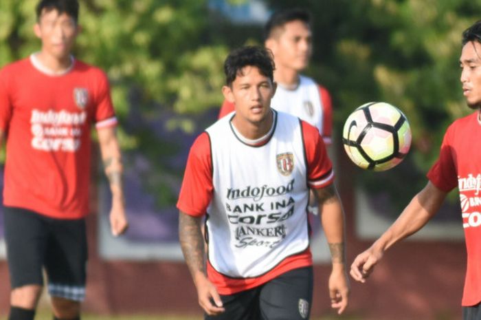 Penyerang Irfan Bachdim (rompi putih) tengah mengawasi rekannya gelandang Taufik (kanan) saat latihan Bali United di Lapangan Banteng, Seminyak, Jumat (28/7/2017) pagi.