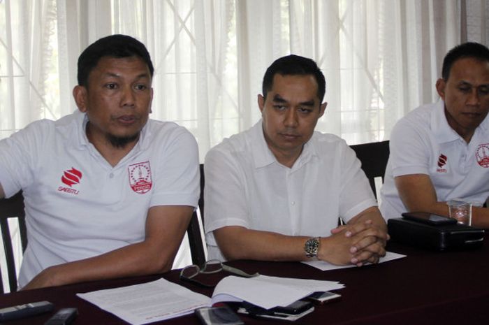 Kuasa Hukum Persis Dedi M Lawe (kiri) dan CEO klub Bimo Putranto mengajukan argumen untuk melakukan banding.