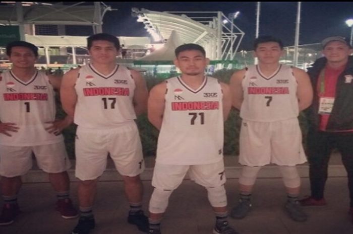 Tim basket 3x3 putra Indonesia sesudah beraksi dalam pertandingan pertama melawan Thailand dalam ajan AIMAG 2017.