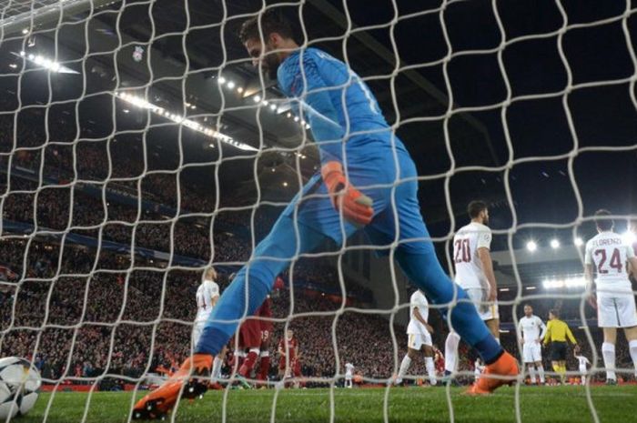  Kiper AS Roma, Alisson Ramses Becker, meratapi masuknya bola ke gawang setelah dijebol pemain Liverpool FC dalam partai Liga Champions di Stadion Anfield, Liverpool, 24 April 2018. 