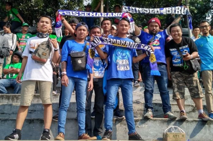 Panser Biru bersama dengan suporter dari PSMS Medan saat PSIS Semarang dijamu di Stadion Teladan, Rabu (12/9/2018).