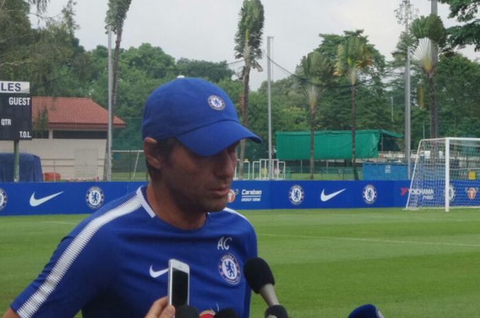 Pelatih Chelsea, Antonio Conte, dalam sesi tanya jawab dengan media di Singapore American School, 28 Juli 2017.