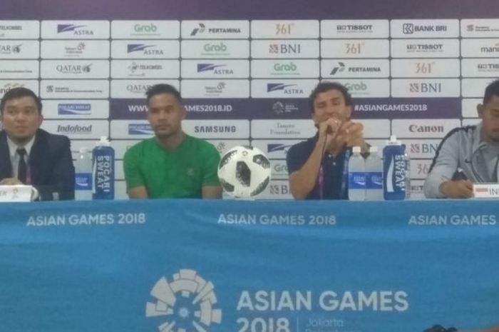 Kiper dan pelatih timnas U-23 Indonesia, Andritany Ardhiyasa serta Luis Milla, memberikan keterangan pers seusai laga kontra Palestina, di Stadion Patriot Chandrabhaga, Bekasi, Rabu (15/8/2018).