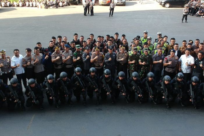 Ketua Inapgoc, Raja Sapta Oktohari, beserta petugas dari TNI dan Polri melakukan apel kesiapan pengamanan yang dipusatkan di Gelora Bung Karno, Senayan, Jakarta, Sabtu (23/6/2018). 