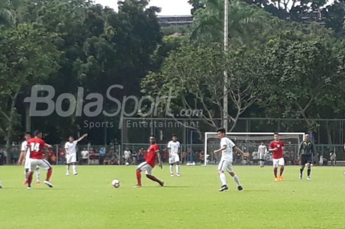 Timnas U-23 Indonesia melawan Timnas U-19 Indonesia di Lapangan ABC Senayan, Sabtu (24/2/2018)