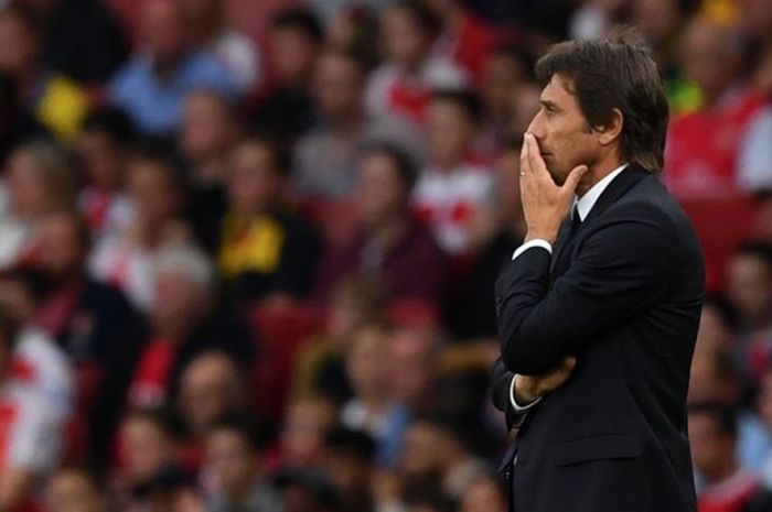 Manajer Chelsea, Antonio Conte, mendampingi anak asuhnya dalam pertandingan Premier League kontra Arsenal di Emirates Stadium, London, Inggris, 24 September 2016.