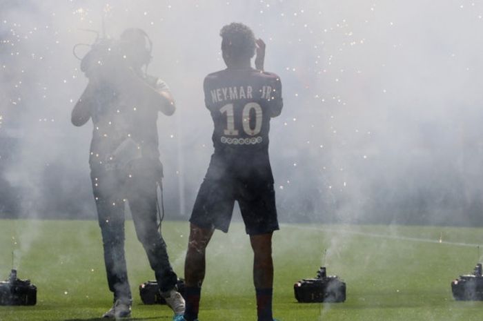 Striker Paris Saint-Germain, Neymar, menyapa penggemar dalam sesi perkenalan di Stadion Parc des Princes, Paris, Prancis, pada 5 Agustus 2017.