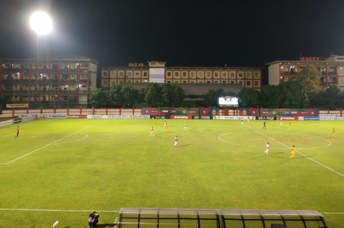 Suasana pertandingan babak pertama antara tuan rumah Bhayangkara FC kontra Persipura Jayapura, di Stadion PTIK, Jakarta, Senin (19/11/2018).