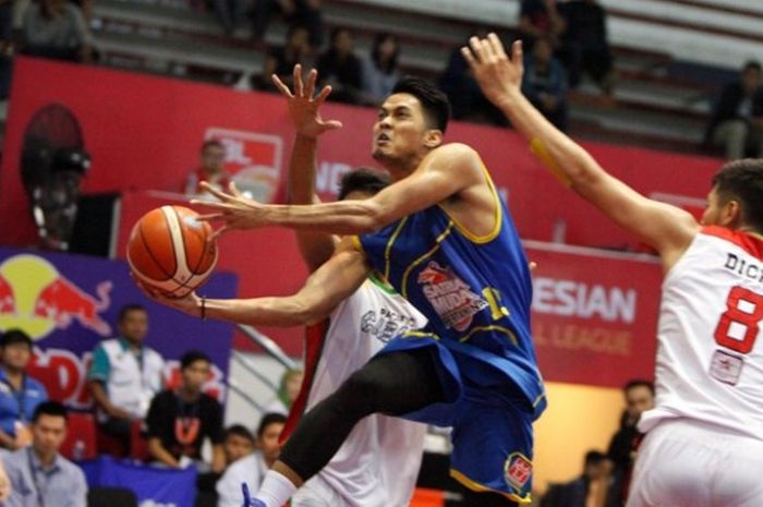 Pemain Satria Muda Pertamina Jakarta, Gunawan sedang beraksi di tengah pemain Pacific Caesar Surabaya pada lanjutan seri II IBL 2016 yang digelar di GOR Bimasakti, Malangm Rabu (3/2/2016).