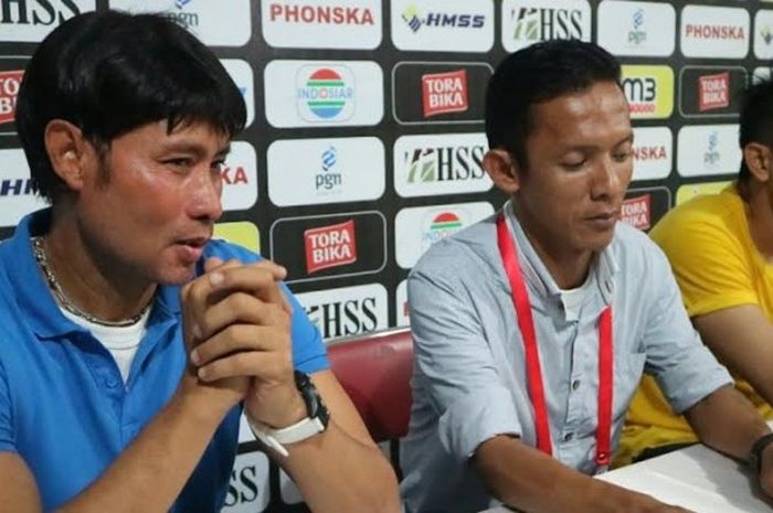 Pelatih Persegres, Eduard Tjong (kiri) bersama kapten Agus Indra (kanan) minta maaf kepada masyarakat Gresik saat jumpa pers seusai timnya dikalahkan Persipura di Stadion Tri Dharma, Minggu (11/13/2016). 