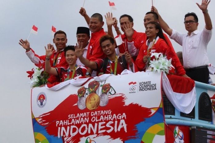 Para peraih medali Olimpiade 2016, didampingi Menpora Imam Nahrawi, Ketua Umum PBSI Gita Wirjawan, CDM kontingen Indonesia Raja Sapta Oktohari, dan perwakilan DPR menaiki Bandros untuk melakukan kirab dari Bandara Soekarno Hatta menuju Kemenpora, Selasa (23/8/2016). 