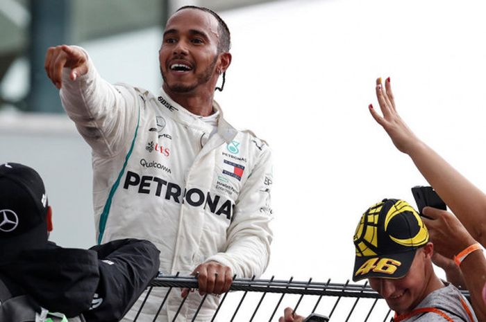 Lewis Hamilton merayakan kemenangannya saat balapan GP Jerman di Sirkuit Hockenheim, Jerman, Minggu (22/7/2018).