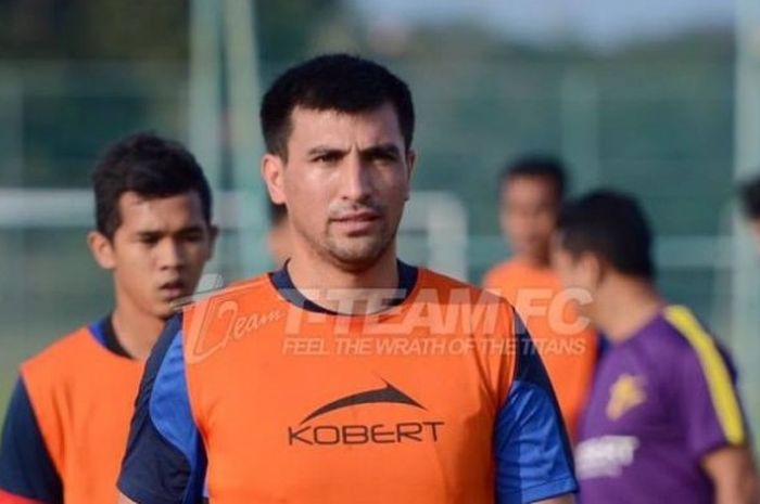 Striker asal Uzbekistan, Farhod Tadjiyev ikut dalam latihan T-Team FC di Kuala Terengganu, Rabu (14/12/2016) sore. 