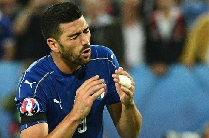 Ekspresi Graziano Pelle saat gagal mengeksekusi penalti ke gawang Jerman, dalam laga Piala Eropa 2016 di Bordeaux, 2 Juli 2016.