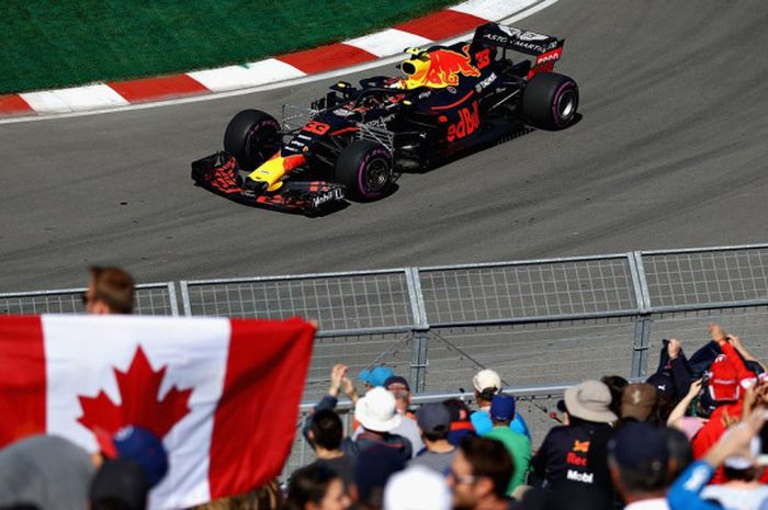 Max Verstappen (Red Bull Racing) saat melintasi saslah satu sudut dari Sirkuit Gilles Villeneuve pada sesi latihan bebas kedua F1 GP Canada 2018 yang berlangsung Sabtu (9/6/2018) dini hari WIB.