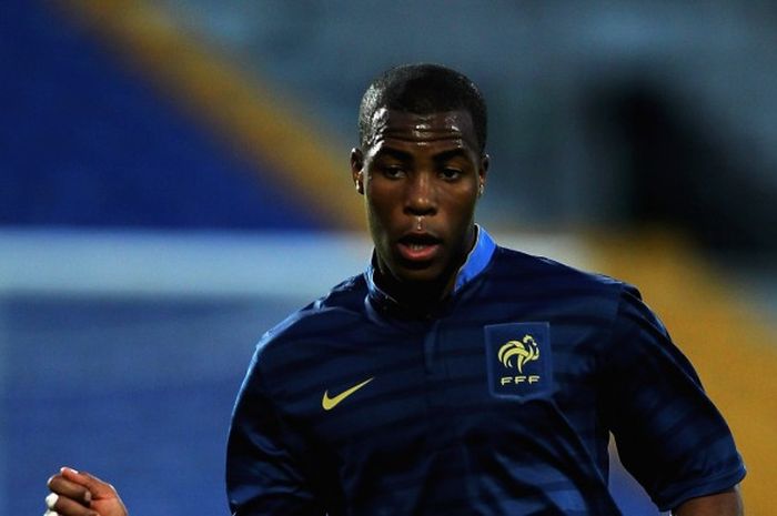 Aksi Djibril Sidibe dalam pertandingan semifinal Toulon Tournament antara Prancis dan Turki di Parc des Sports, Avignon, Prancis, 30 Mei 2012. 