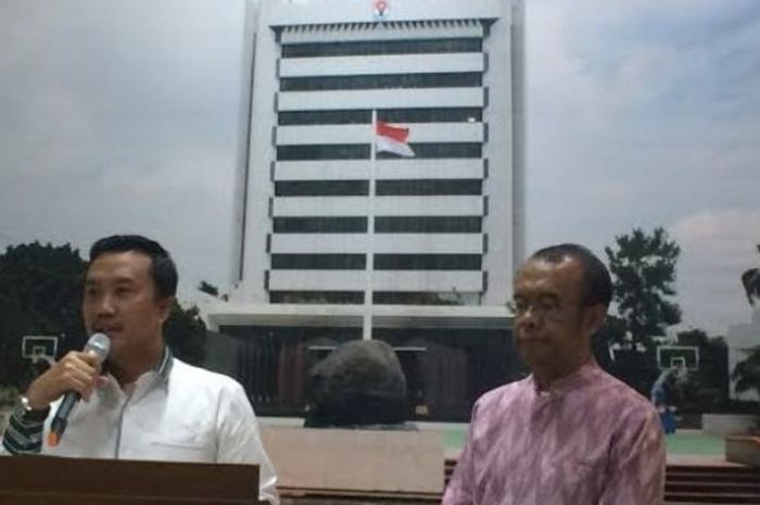 Menpora Imam Nahrawi (kiri) saat memberikan keterangan soal amanat FIFA terkait KLB untuk PSSI di kantor Kemenpora, Jakarta, Kamis (28/4/2016) 