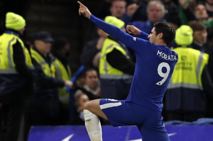 Penyerang Chelsea, Alvaro Morata, melakukan selebrasi setelah mencetak gol ke gawang Manchester United pada laga lanjutan Liga Inggris di Stadion Stamford Bridge, Minggu (5/11/2017) waktu setempat.