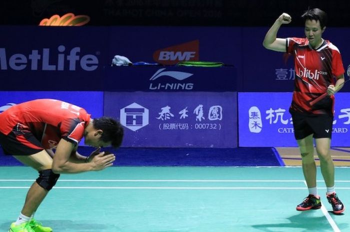 Pasangan ganda campuran Indonesia, Tontowi Ahmad/Liliyana Natsir, bereaksi setelah mengalahkan wakil tuan rumah, Zhang Nan/Li Yinhui, pada laga final China Terbuka di Fuzhou, Minggu (20/11/2016).