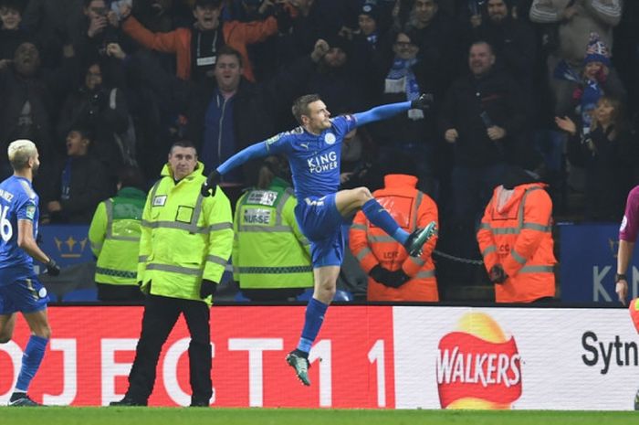 Penyerang Leicester City, Jamie Vardy, melakukan selebrasi setelah mencetak gol ke gawang Manchester City pada laga perempat final Piala Liga Inggris di Stadion King Power, Selasa (19/12/2017) waktu setempat.