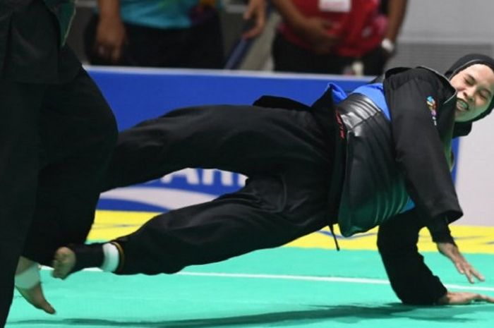 Pesilat Indonesia, Sarah Tria Monita, beraksi dalam laga final kelas tarung putri 55-60kg, Senin (27/8/2018) di Padepokan Pencak Silat Taman Mini Indonesia Indah.