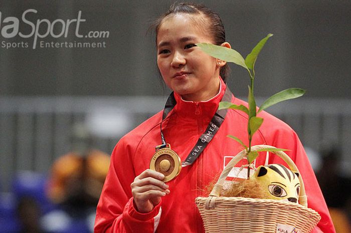 Atlet wushu Indonesia, Felda Elvira Santoso, menerima medali emas SEA Games 2017 di Kuala Lumpur Convention Center, Malaysia (21/8/2017).