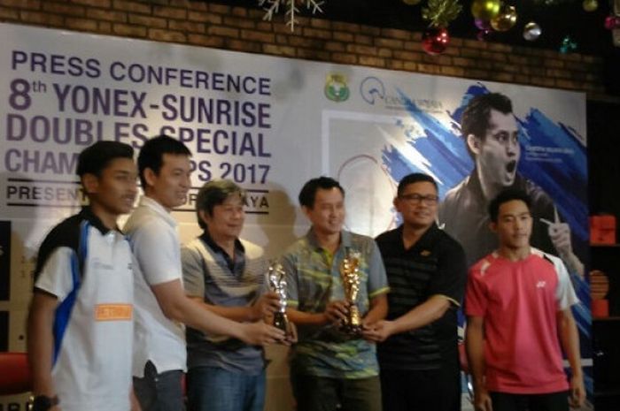Pemrakarsa turnamen Yonex Sunrise Double Special Championship, Candra Wijaya (ketiga dari kanan) berpose dengan trofi juara pada konferensi pers di Senayan, Jakarta, Senin (11/12/2017).