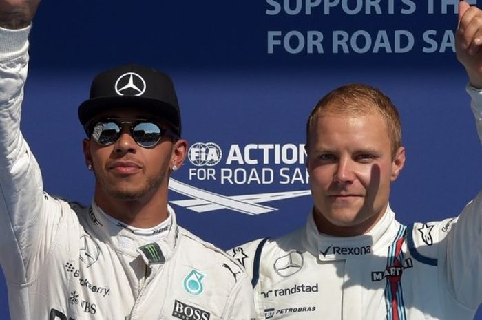 Pebalap Formula 1 (F1) asal Finlandia, Valtteri Bottas (kanan), berfoto bersama Lewis Hamilton, seusai menjalani sesi kualifikasi GP Belgia di Sirkuit Spa-Francorchamps, 22 Agustus 2015. Bottas resmi menjadi rekan setim Hamilton di Mercedes untuk musim 2017 pada 16 Januari.