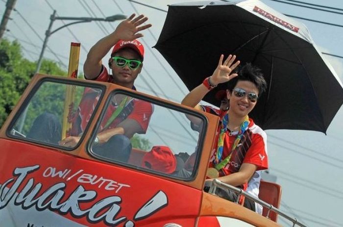 Pebulu tangkis ganda campuran Indonesia, Tontowi Ahmad (kiri) dan Liliyana Natsir, dalam sebuah pawai juara Olimpiade 2016 Rio de Janeiro di Kudus, Jawa Tengah, pada Kamis (1/9/2016).