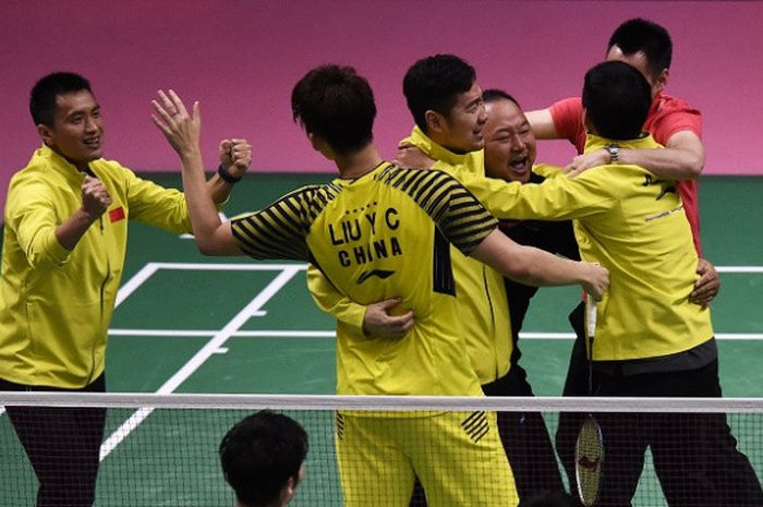 Tim putra China melakukan selebrasi setelah Li Junhui/Liu Yuchen yang tampi di partai keempat menang