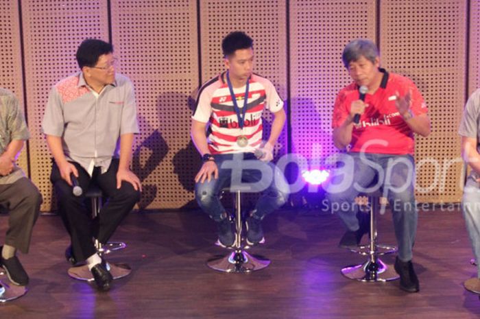 Pelatih ganda putra nasional Indonesia, Herry Iman Pierngadi (kedua dari kanan), berbicara kepada media saat menghadiri acara pemberian bonus dari Djarum Foundation kepada juara All England Terbuka 2018, Kevin Sanjaya Sukamuljo, di Galeri Indonesia Kaya, Jakarta, Rabu (28/3/2018).