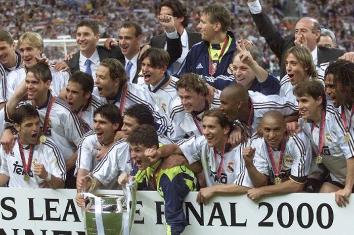 Para pemain Real Madrid merayakan gelar Liga Champions 1999-2000 setelah menekuk Valencia pada final di Stade de France, 24 Mei 2000.
