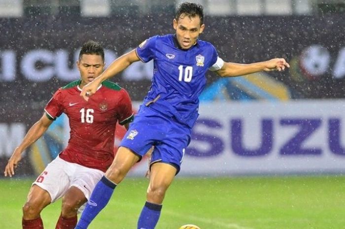 Striker Thailand, Teerasil Dangda, mendapatkan penjagaan dari bek Indonesia, Fachruddin, dalam laga Grup A Piala AFF 2016 di Philippine Stadium, Bocaue, Sabtu (19/11/2016).