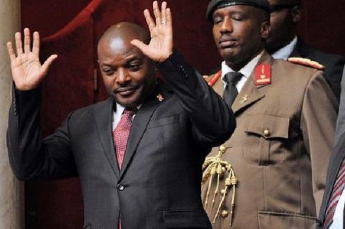Presiden Burundi Pierre Nkurunziza (kiri).