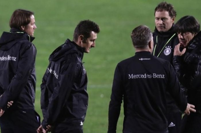 Mantan penyerang Jerman, Miroslav Klose (kedua dari kiri), berdiskusi dengan pelatih timnas Jerman, Joachim Loew (kedua dari kanan) dan staf pelatihnya di Rimini, Italia, Rabu (9/11/2016). 