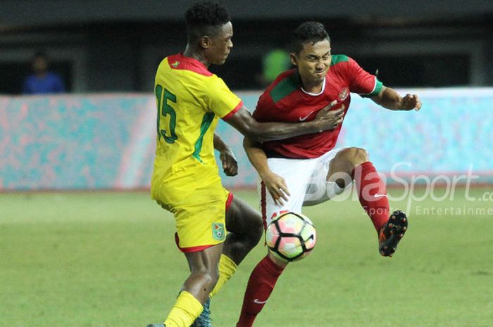 Aksi Ricky Fajrin saat menghadapi Timnas Guyana di Laga Pesahabatan, Sabtu (25/11/2017)