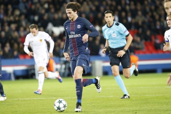 Aksi gelandang PSG, Adrien Rabiot, ketika mengalahkan FC Basel 3-0 di fase grup Liga Champion 2016-17 di Stadion Parc des Princes, Paris, Prancis, Rabu (19/10/2016)