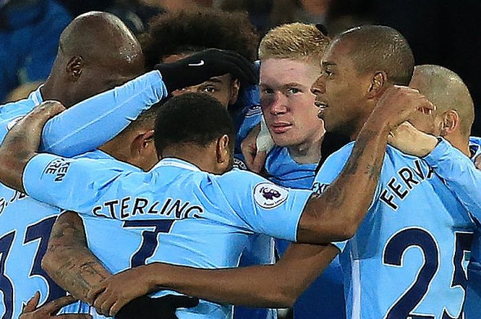 Gelandang Manchester City, Kevin De Bruyne (tengah), merayakan gol yang dia cetak ke gawang Leicester City dalam laga Liga Inggris di Stadion King Power, Leicester, pada 18 November 2017.