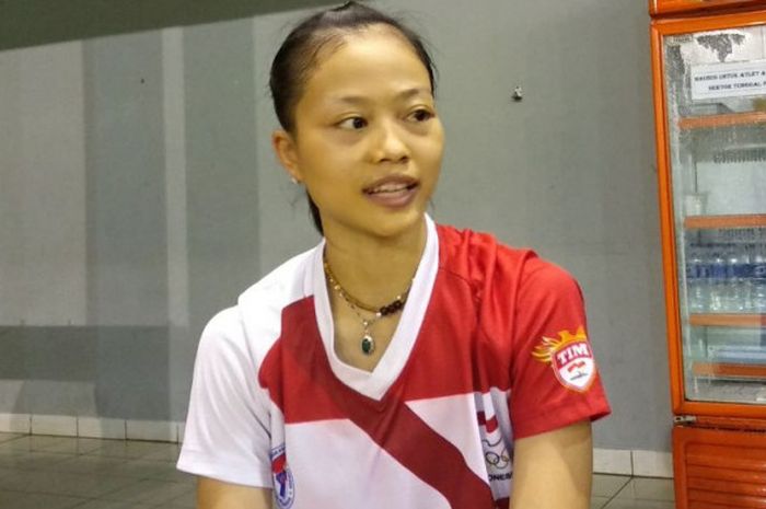 Pemain tunggal putri nasional, Fitriani, berbincang seusai menjalani latihan di Pelatnas PBSI, Cipayung, Jakarta, Selasa (27/2/2018).