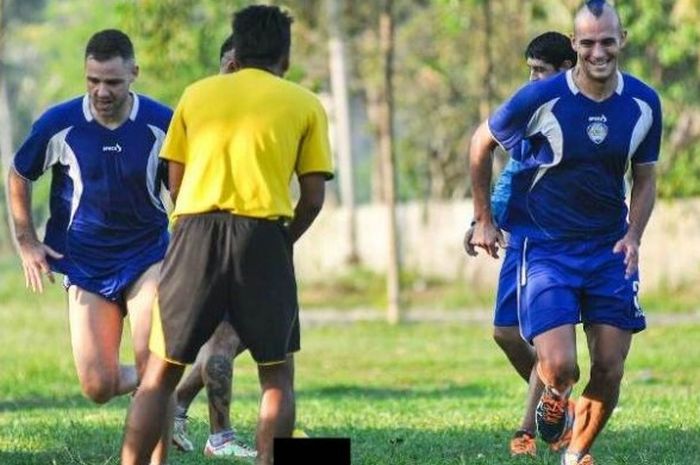 Kiko Insa (kanan) dan Toni Mossi latihan bersama saat keduanya masih jadi bagian Arema Cronus.