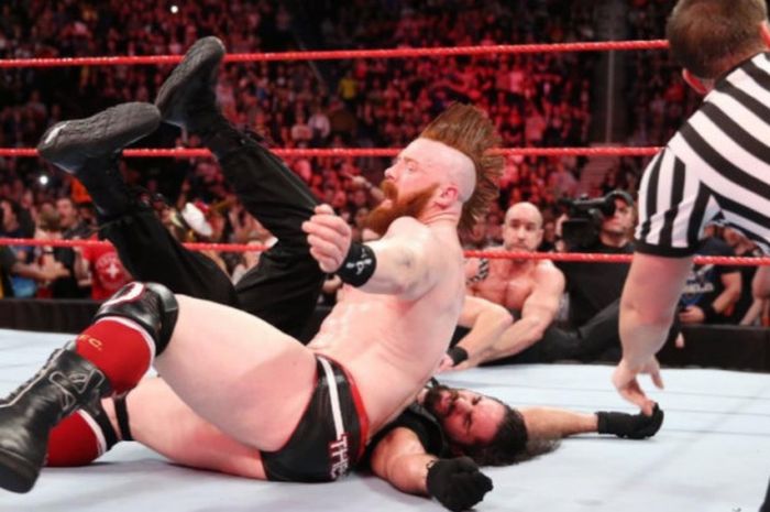 Sheamus (depan) melakukan kuncian pada Seth Rollins dalam Monday Night Raw di Manchester, Senin (6/11/2017).