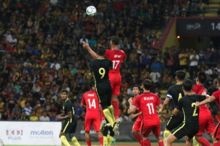 Timnas Malaysia saat berhadapan dengan Singapura