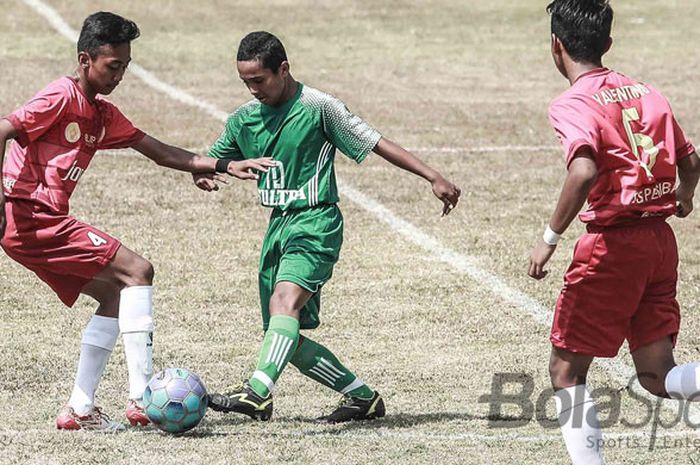 Pemain tim Sulawesi Tenggara (tengah) dikepung pemain  tim Yogyakarta dalam final Piala Menpora U-14 2017 yang diselenggarakan di Magelang, 5-9 September 2017.