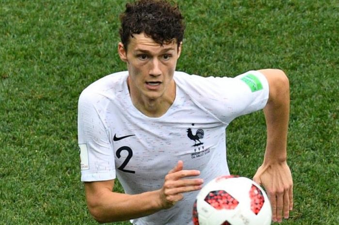 Aksi Benjamin Pavard dalam partai timnas Prancis kontra Uruguay pada perempat final Piala Dunia 2018 di Nizhny Novgorod Stadium, 6 Juli 2018.