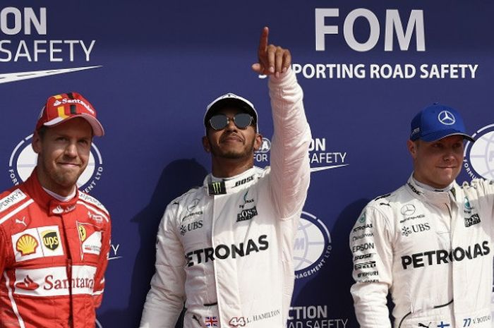 Dari kiri ke kanan, Sebastian Vettel (Ferrari), Lewis Hamilton (Mercedes), dan Valtteri Bottas (Mercedes) berpose setelah menjalani sesi kualifikasi GP Belgia yang berlangsung di Sirkuit Spa-Francorchamps, Sabtu (26/8/2017).