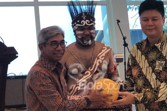  Wakil Menteri Luar Negeri Republik Indonesia A.M. Fachir dan Harry Widjaja dari Uni Papua dalam aca