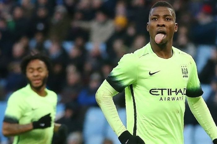 Penyerang muda Manchester City, Kelechi Iheanacho, melakukan selebrasi usai membobol gawang Aston Villa, pada laga putaran keempat Piala FA di Stadion Villa Park, Sabtu (30/1/2016).