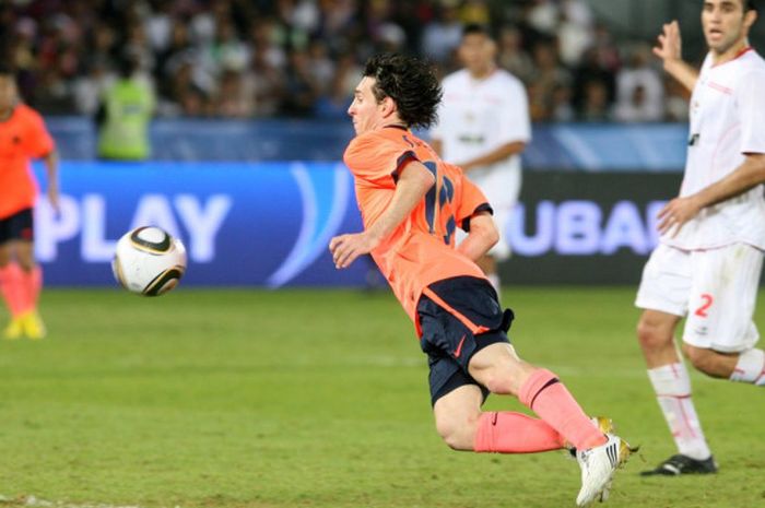 Striker Barcelona, Lionel Messi, mencetak gol dengan dadanya saat melawan Estudiantes La Plata di ajang Piala Dunia Antarklub pada 19 Desember 2009,