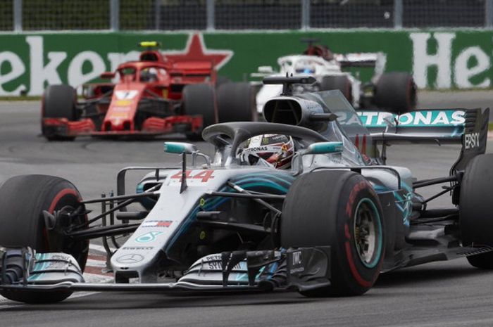 Pebalap Mercedes, Lewis Hamilton, memacu mobilnya saat menjalani balapan seri ketujuh F1 GP Kanada di Sirkuit Gilles-Villeneuve, Montreal, Kanada, Minggu (10/6/2018).